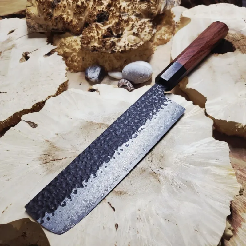 Кований ніж Nakiri з 73-шарової дамаської сталі VG-10 та дерев'яним руків'ям