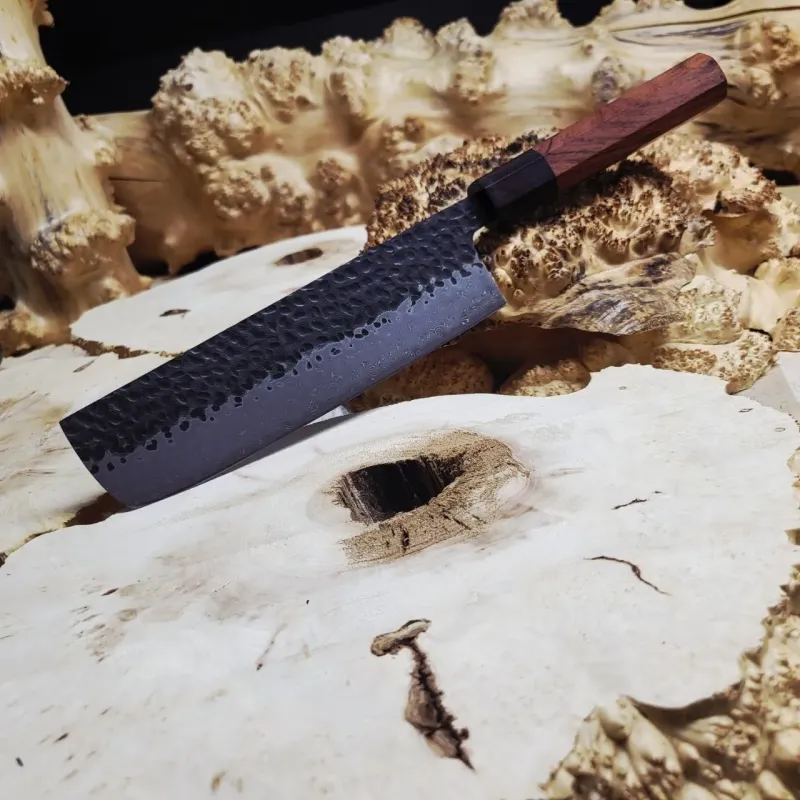 Кований ніж Nakiri з 73-шарової дамаської сталі VG-10 та дерев'яним руків'ям