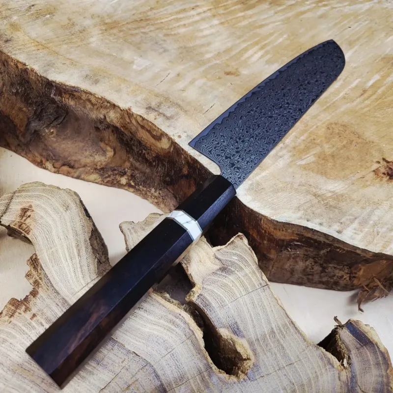 Santoku 18,5 см з багатошаровим клинком та руків'ям з американського горіха