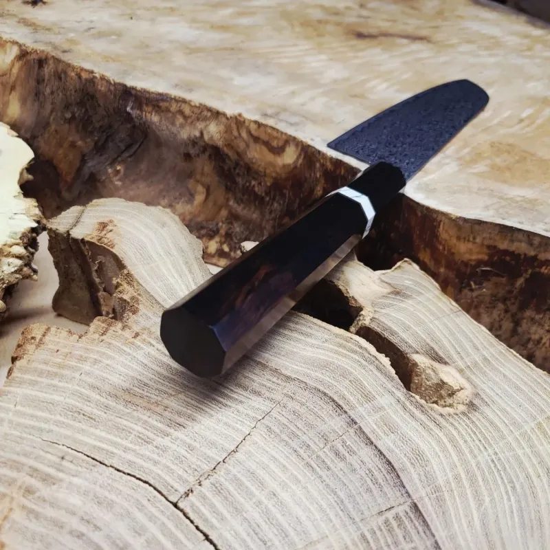 Santoku 18,5 см з багатошаровим клинком та руків'ям з американського горіха